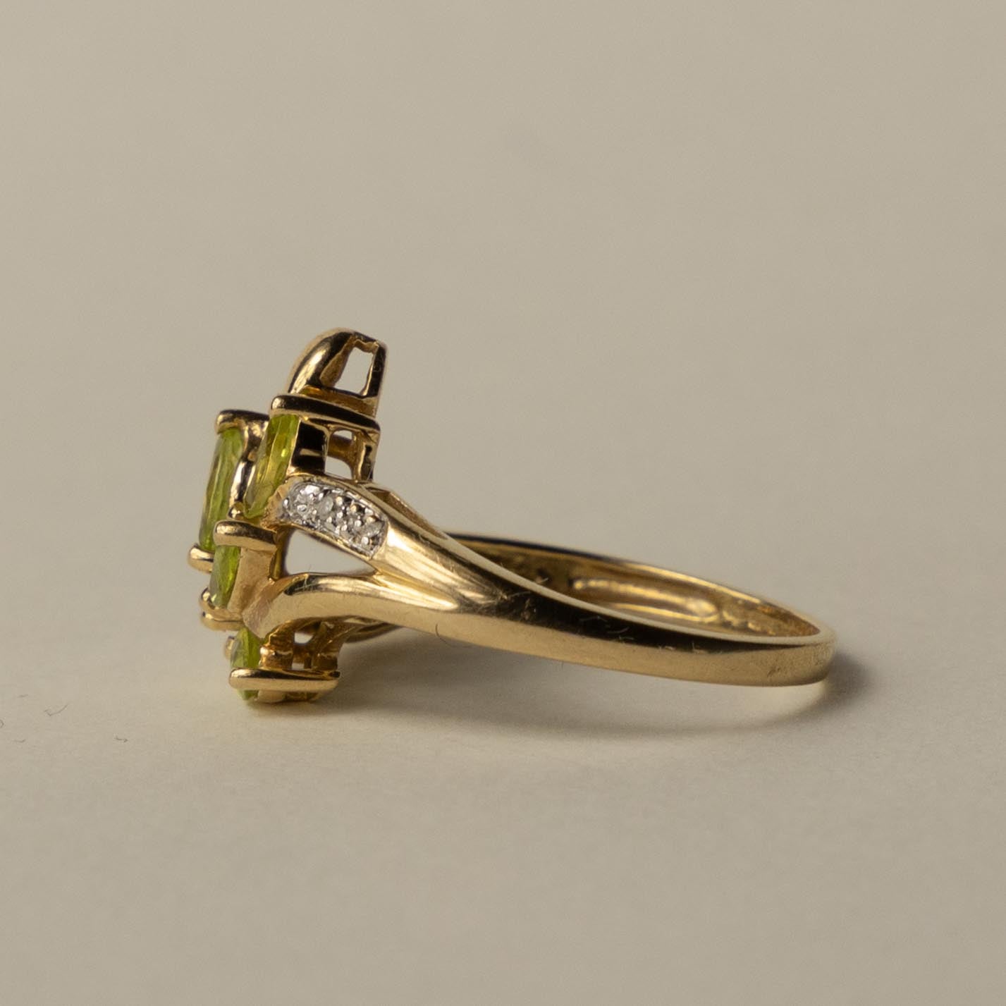 14ct peridot & diamond cluster ring