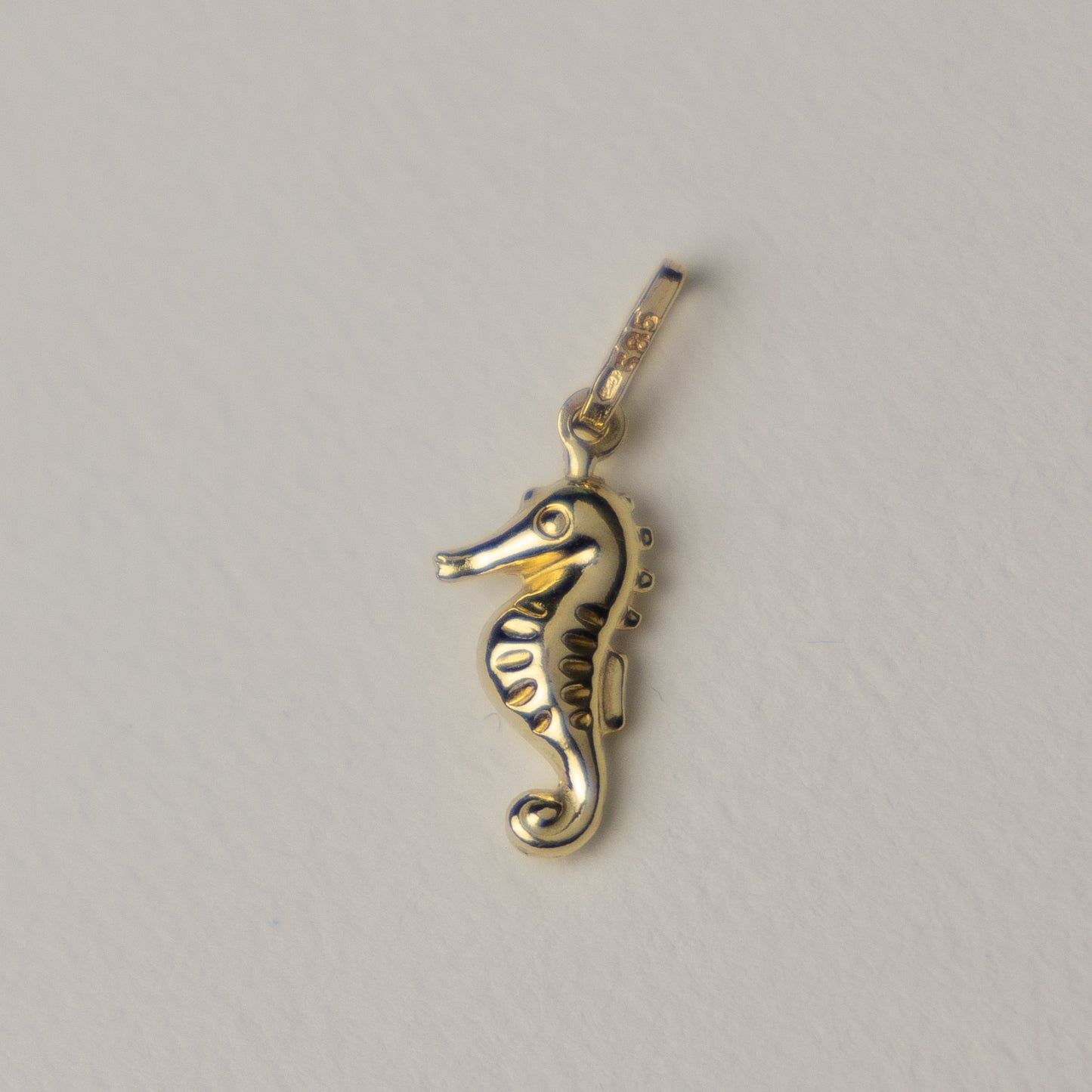 14 carat gold sea horse pendant