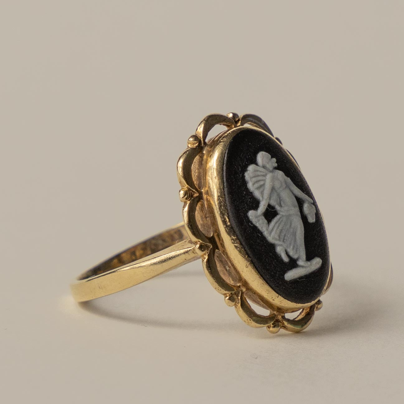9ct Wedgewood cameo ring